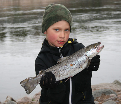 Sebbe tog sig en öring före skolan