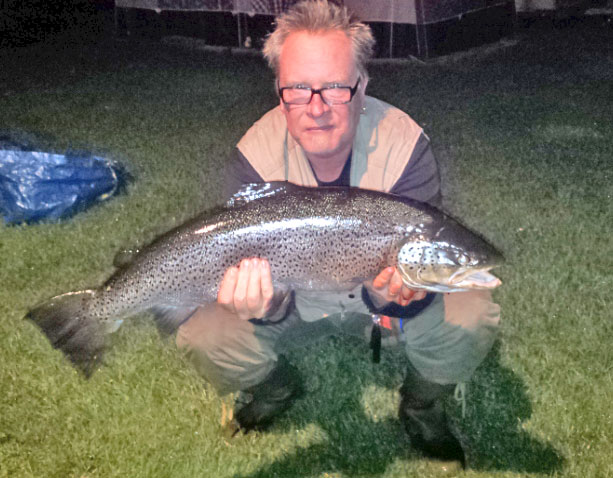 micke ahlström med fin älvkarleby öring 6,4 kg