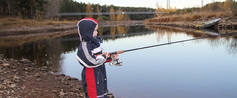 Oliver Berggren fiskar i älvkarleby